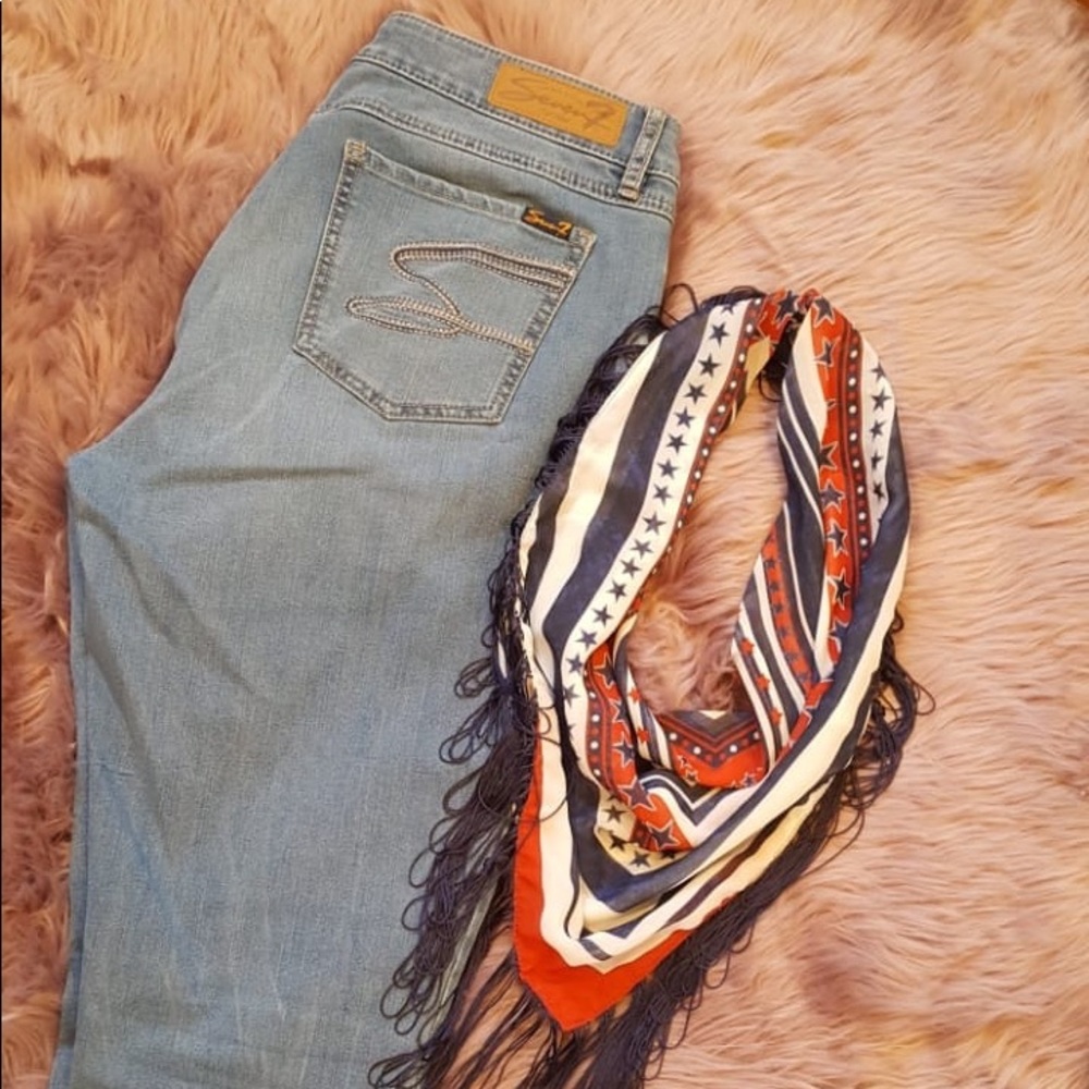 Blue ankle jeans with a 4th of July scarf